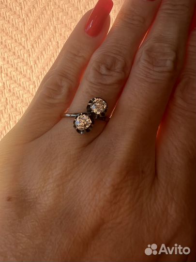 Золотое кольцо с природными бриллиантами Поцелуйчи