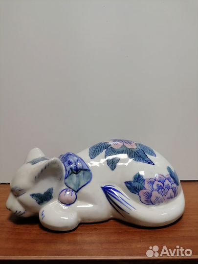 Фарфоровая статуэтка кот