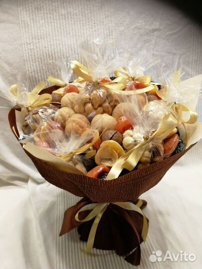 Букет из орехов