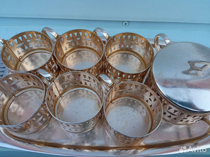 Подстаканники, сахарница на подносе. Чашки