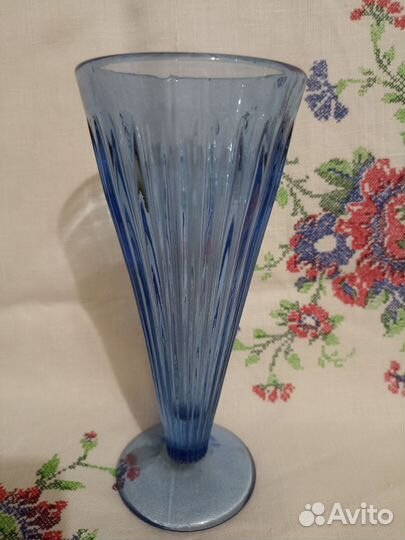 Ваза для цветов цветное стекло СССР. Неман