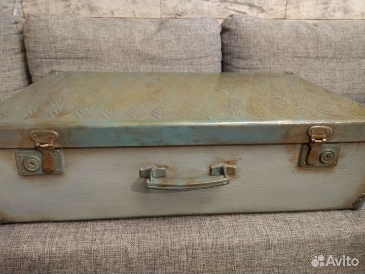 Чемодан декоративный