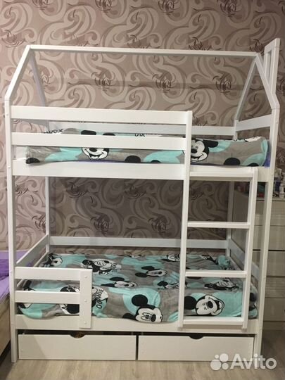 Двухъярусная кровать-домик