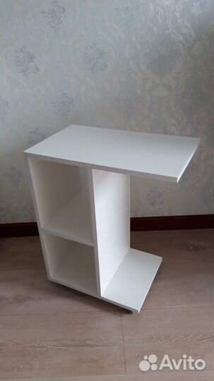 Прикроватный столик на колесиках