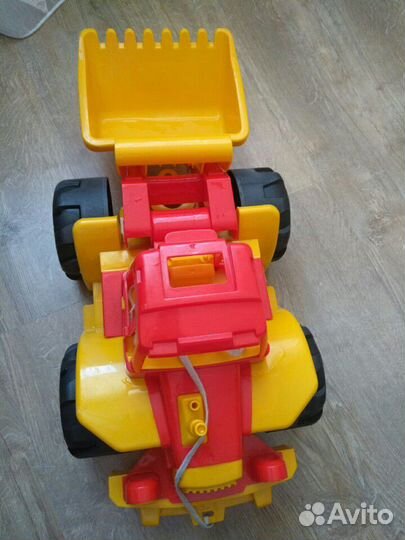 Игрушка. Трактор