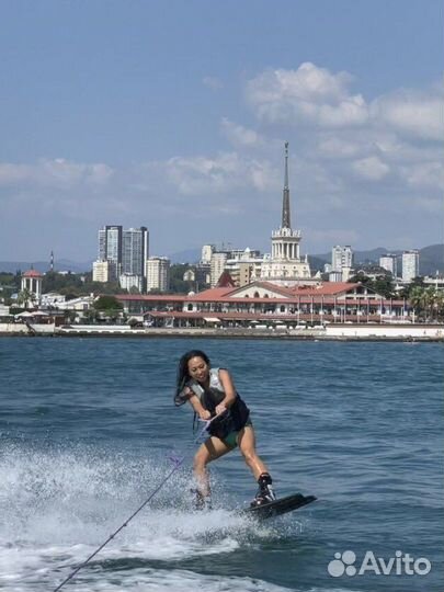 Катание на вейкборде за катером