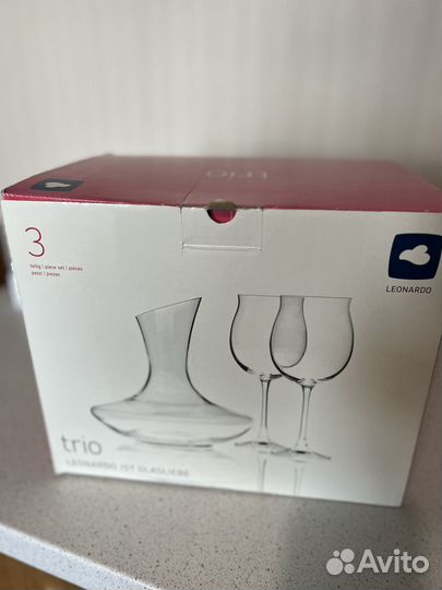 Декантер для вина с двумя бокалами