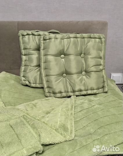 Плед и декоративные подушки