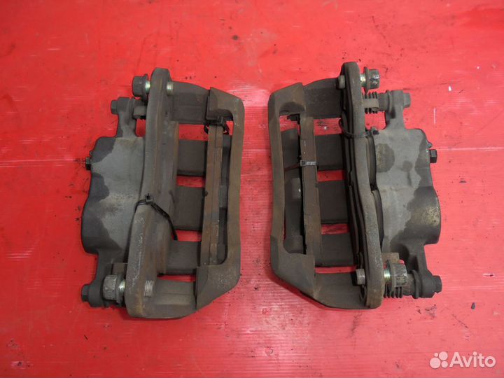 Isuzu ELF Суппорт тормозной передний 4HL1 L/R