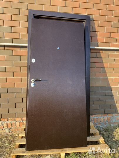 Дверь входная металлическая. Для частного дома
