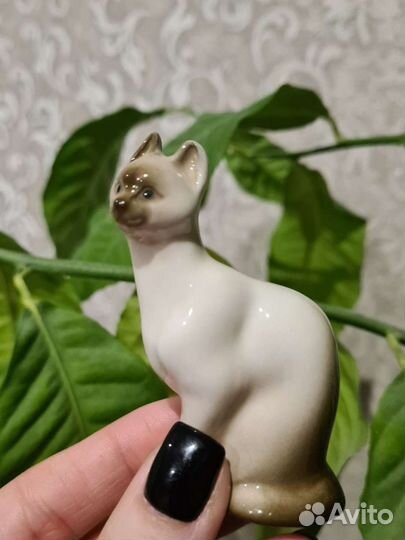 Фарфоровая статуэтка 