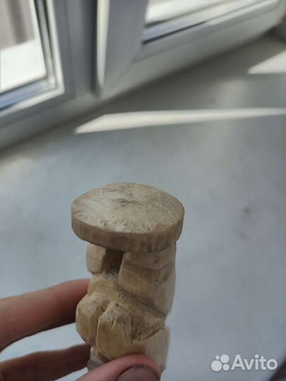 Статуэтка—медведь из липы, покрыт лаком