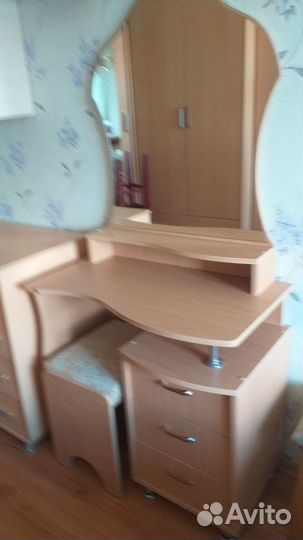 Трюмо с зеркалом и пуфиком