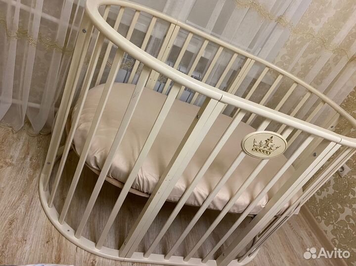 Кроватка детская овальная с маятником