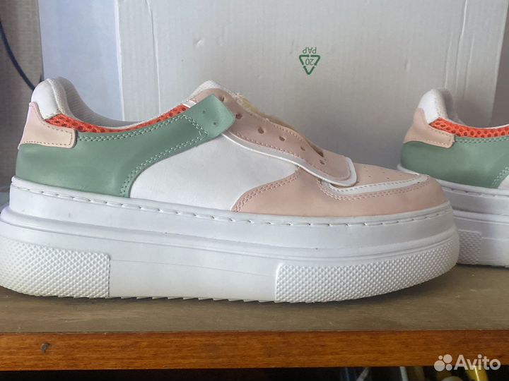 Кроссовки женские