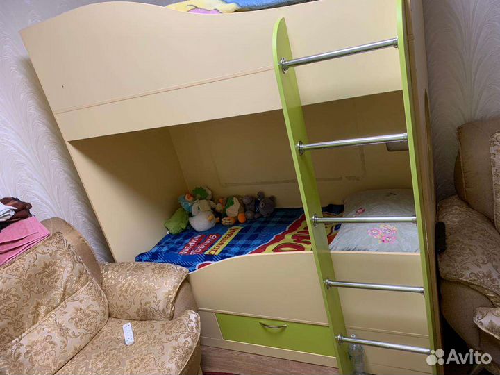 Двухъярусная детская кровать+ шкафы, стол