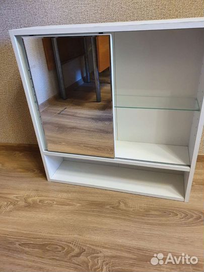 Шкафчик с зеркалом в ванную