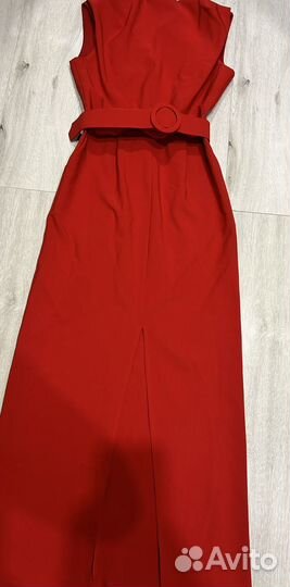 Платье красное с вырезом и ремнем