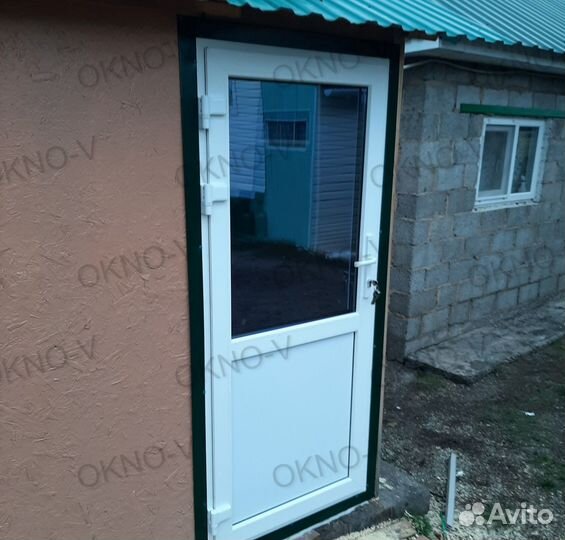 Входная пластиковая дверь