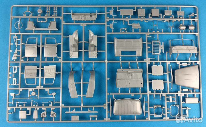 Сборная модель гусеничного тягача
