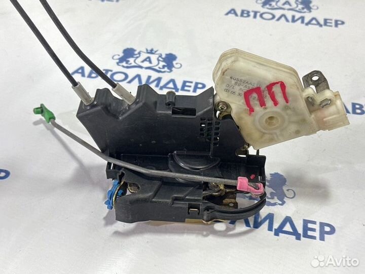 Замок двери передний правый Nissan Primera P12