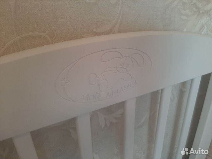 Детская кроватка с маятником
