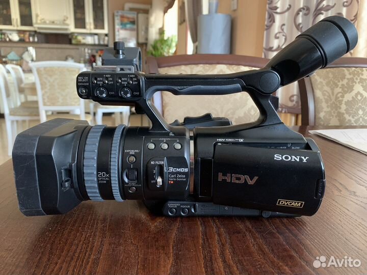 Профессиональная цифровая видеокамера Sony