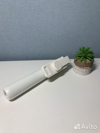 Штатив-селфи палка для телефона белая с пультом