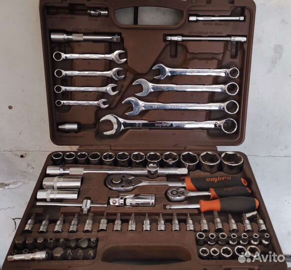 Набор инструментов для авто в чемодане