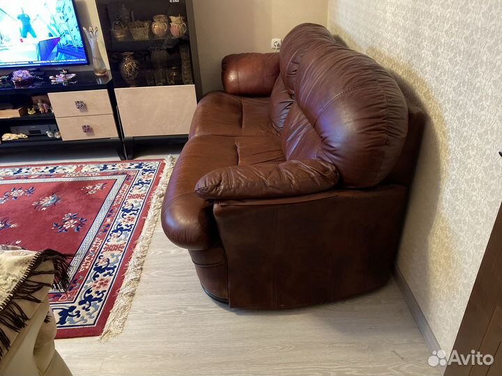 Кожаный диван