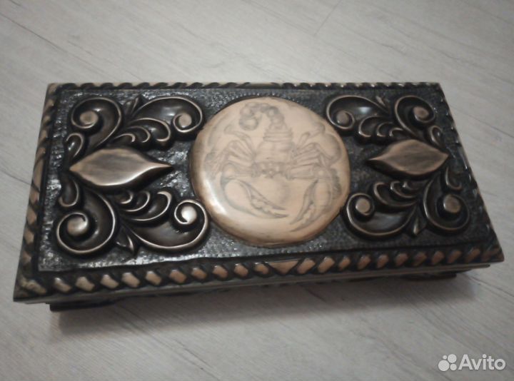 Деревянная шкатулка