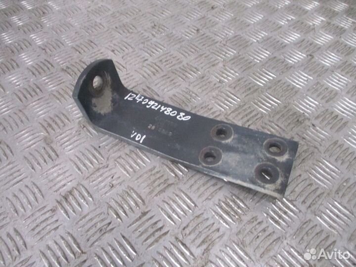 Кронштейн амортизатора передний Volvo 82040768