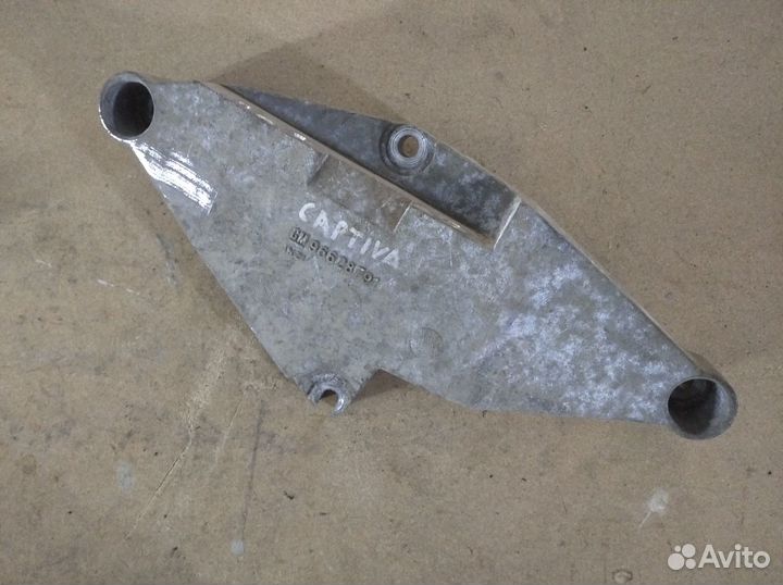 Кронштейн опоры двигателя Chevrolet Captiva C100