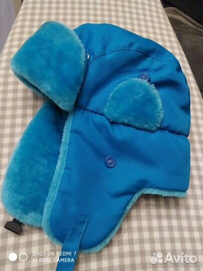 Шапки голубая и из песца