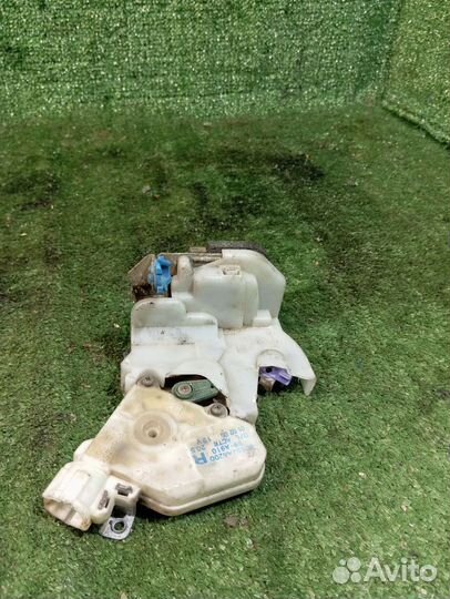 Замок двери задней правой Nissan Wingroad