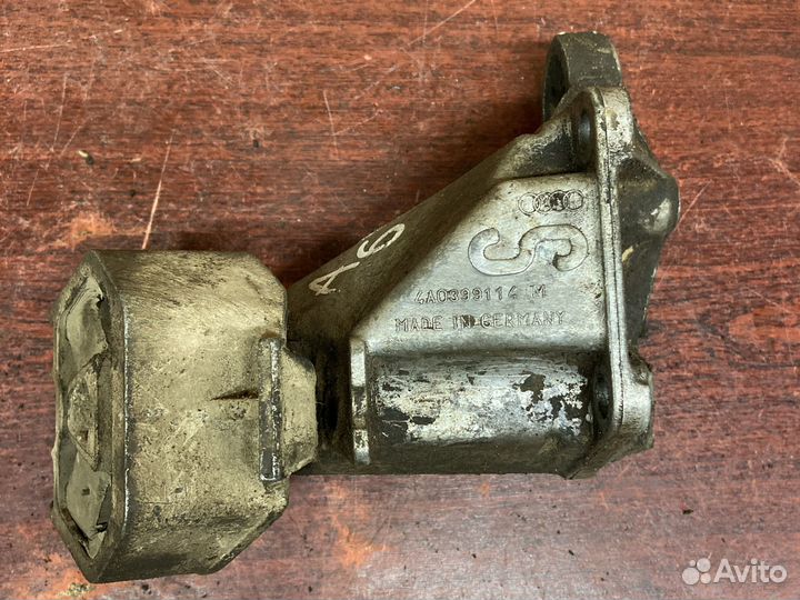 Правый кронштейн МКПП ауди а6 с4