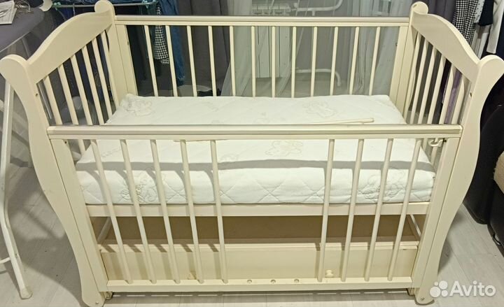 Детская кроватка с маятником и ящиком