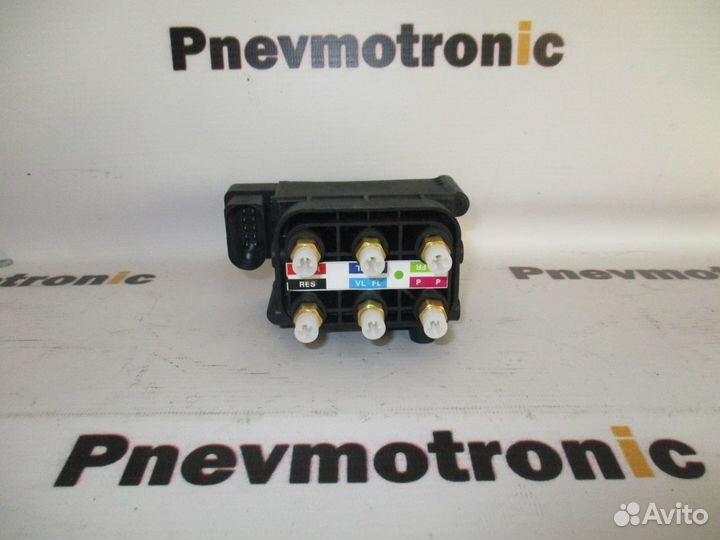 Блок клапанов пневмоподвески Audi A8