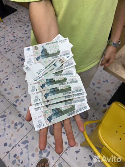 Купюры по пять рублей