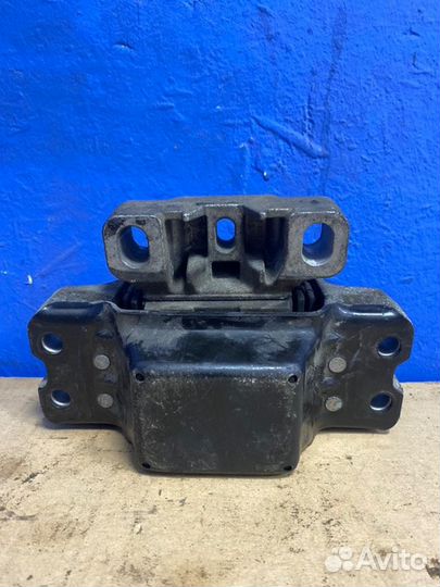 Подушка двигателя левая Volkswagen Jetta5 седан