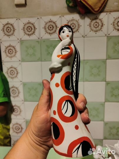 Фарфоровая статуэтка Девушка в красном Гжель