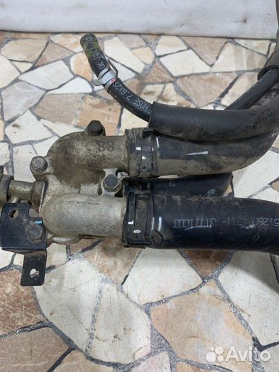 Тройник термостат. Kia Rio хэтчбэк 1.4 G4EE 2011