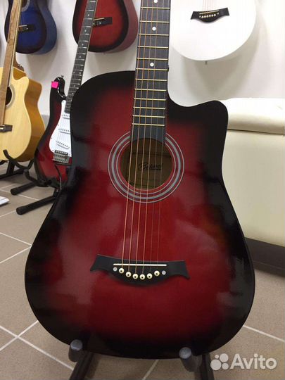 Акустическая гитара красно-глянцевого цвета