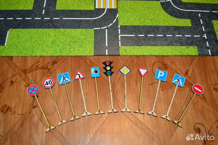 Игровой набор (дорога с дорожными знаками)