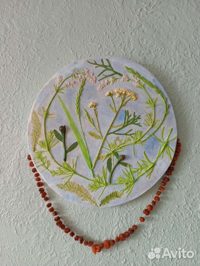 Гипсовый барельеф с оттиском живых растений