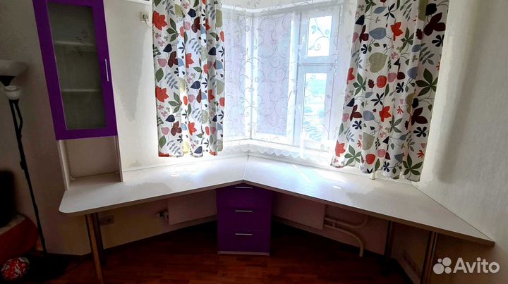 Рабочая зона в углу у окна