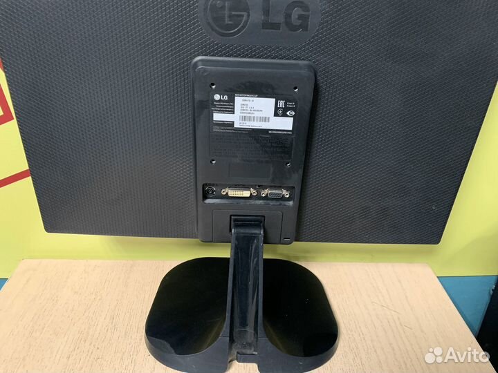 Монитор LG 1600x900