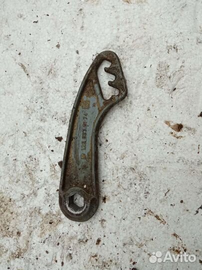 Mercedes W140 кронштейн пружины петли капота