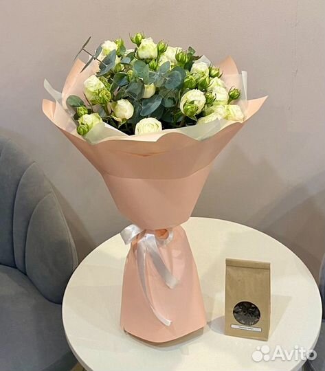 Букет из пионовидных кустовых роз + Чай в подарок