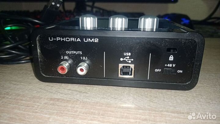 Внешняя звуковая карта behringer um2